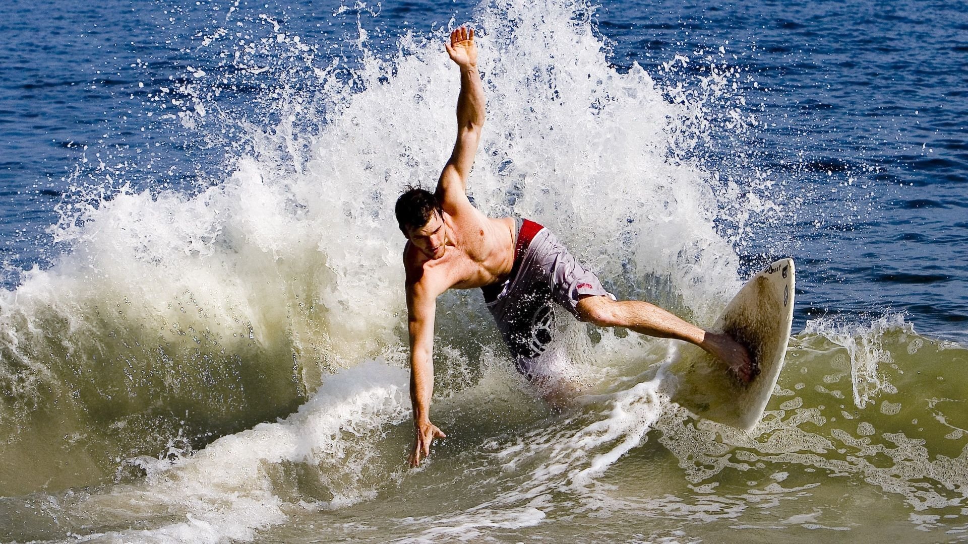 开云在线直播-绿茵与硬木的双重狂想，当国家德比的血脉贲张，遇见独行侠与勇士的硬木博弈