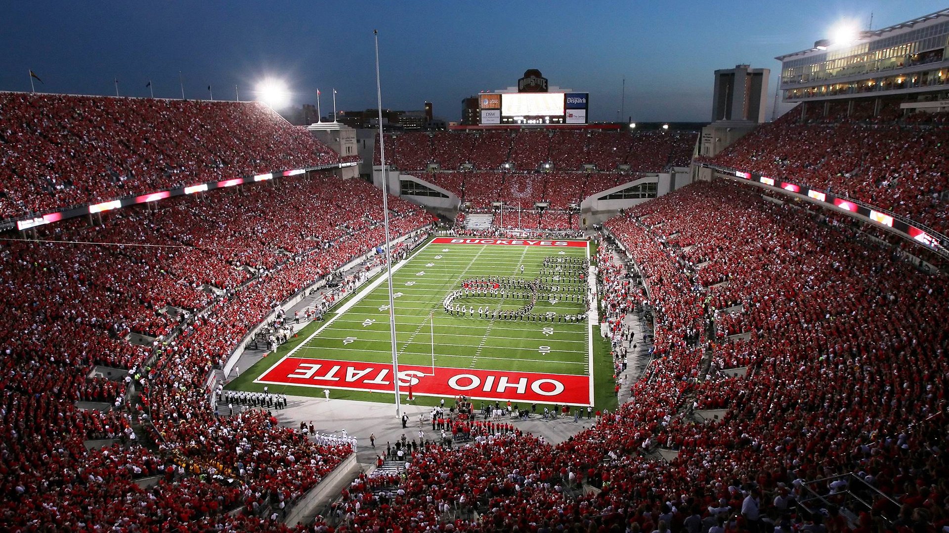 开云体育登录-当轮胎焦痕遇见草皮碎屑，一场虚拟的曼市双雄街道赛，诠释速度与意志的终极对决