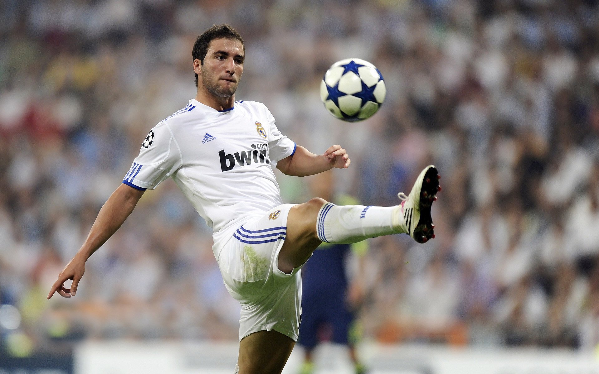 开云官方平台-从英超风暴到南美奇迹，足球如何在同一夜晚撕裂时空